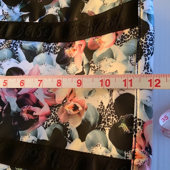 BETSEY JOHNSON. Leo/Blk XORUBY. Beautiful floral Overnight bag. - Picture 6 of 10